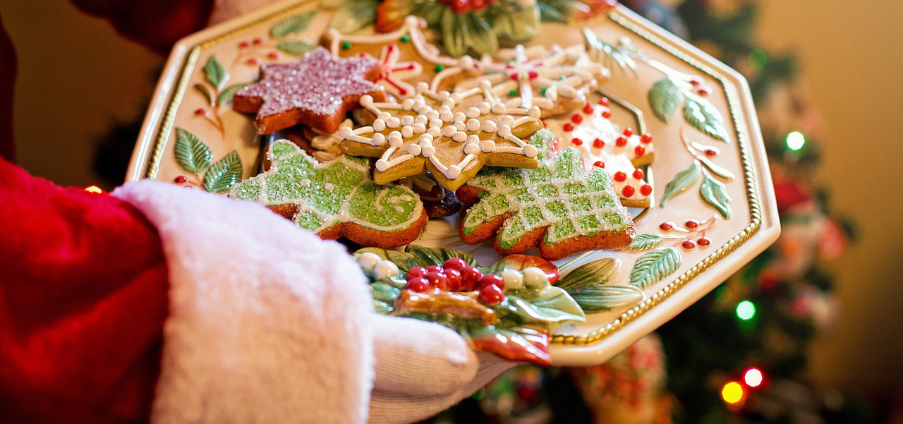 Santa with plate of holiday cookies | Pixabay