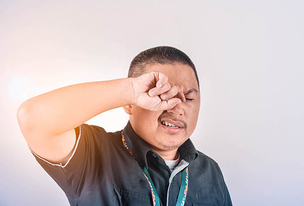 Man rubbing at his itchy eyes | Ahmad Gunnaivi (Unsplash)