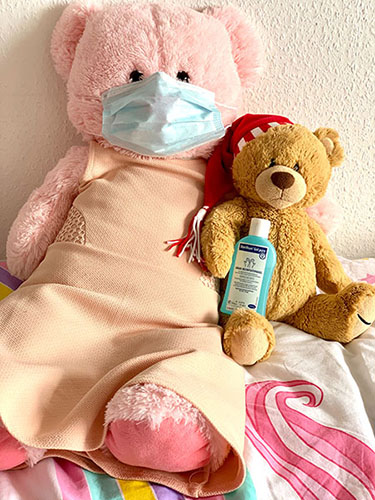 Cute teddy bears wearing face masks and holding hand sanitizer (Unsplash)