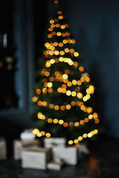 Christmas tree out of focus in a dark room by Olena Bohovyk (Unsplash)