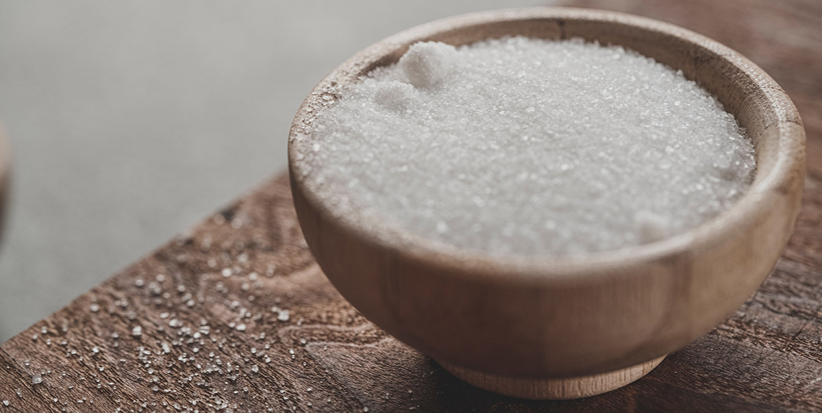 Sugar bowl sitting on wooden table | Faran-raufi-unsplash